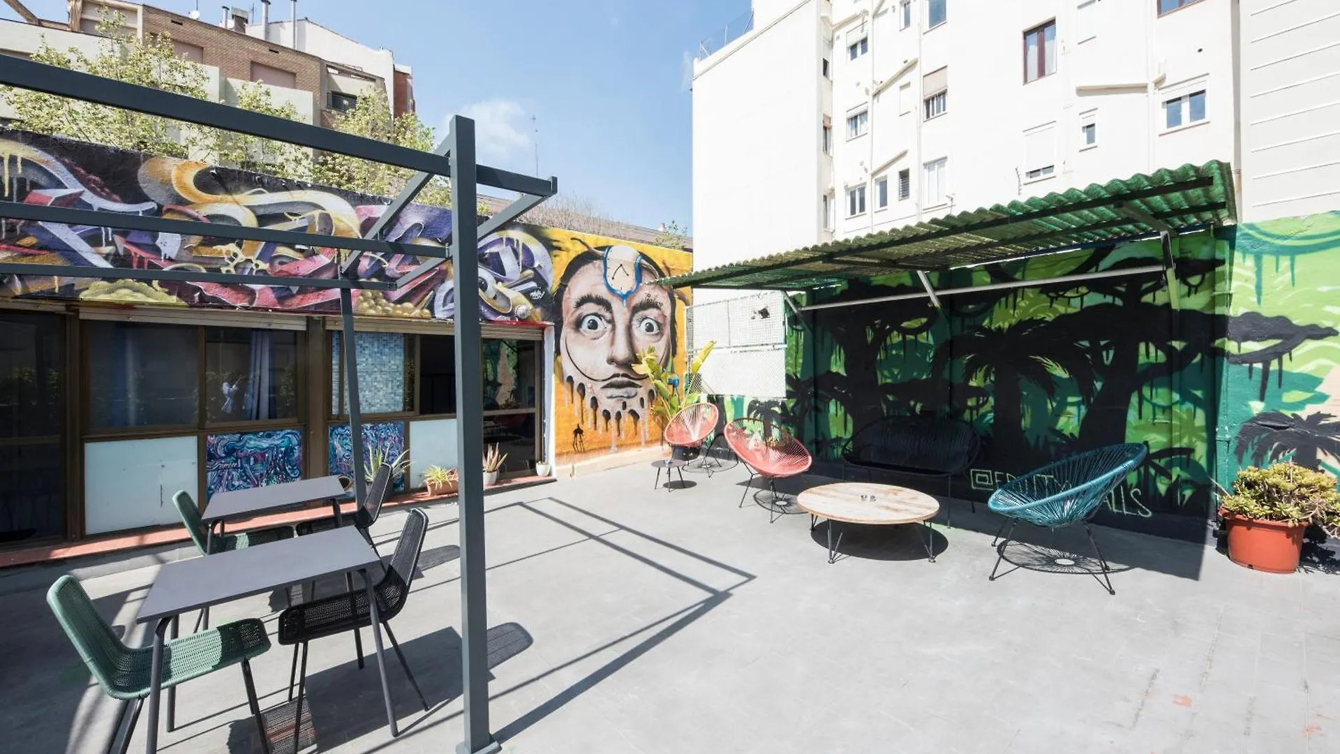 No Limit Hostel Graffiti Barcelona