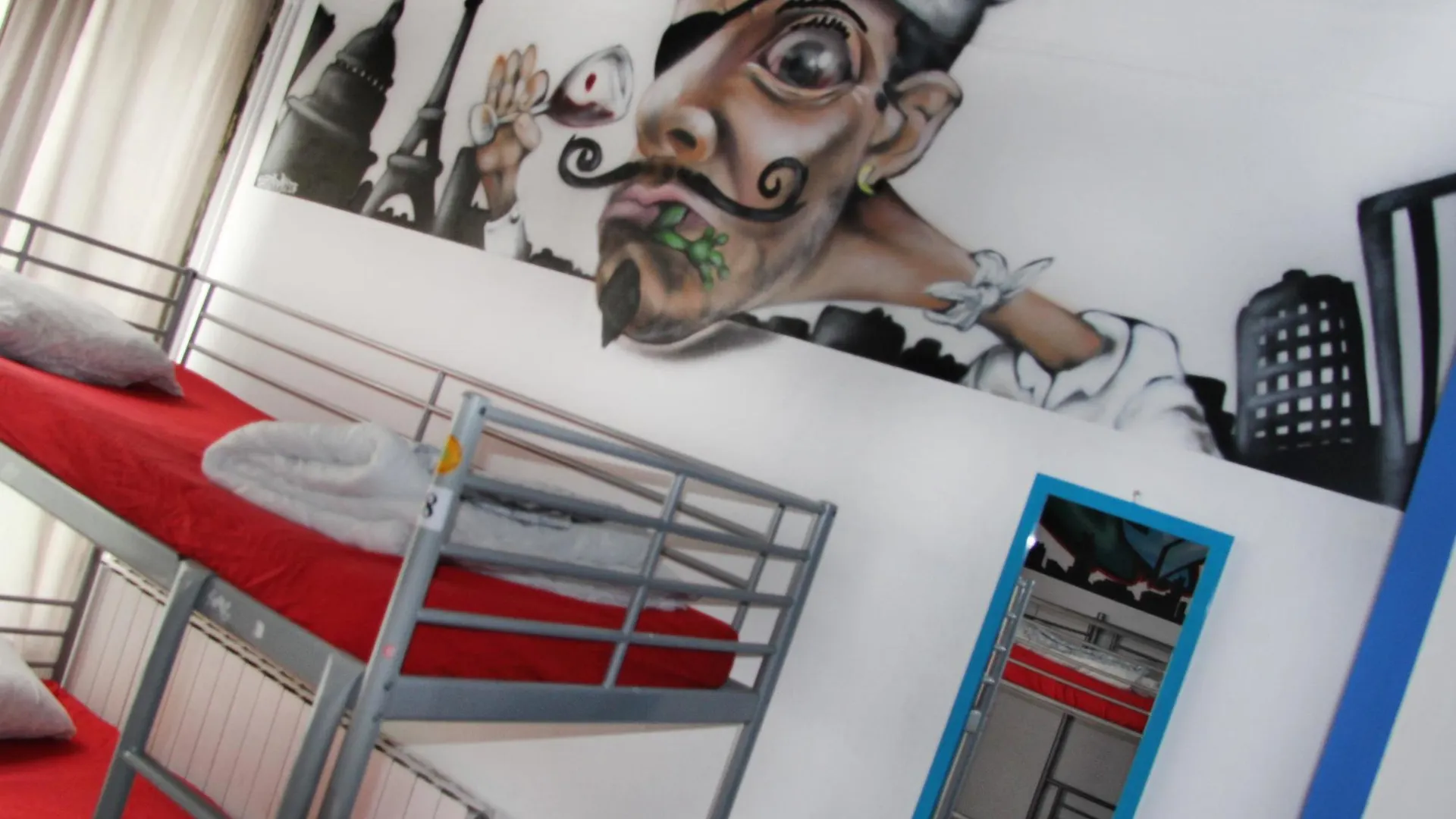 No Limit Hostel Graffiti Barcelona