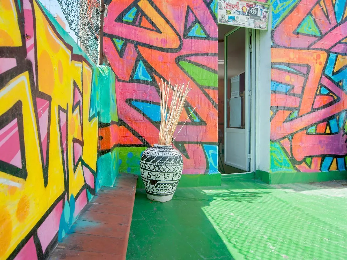 No Limit Hostel Graffiti Barcelona