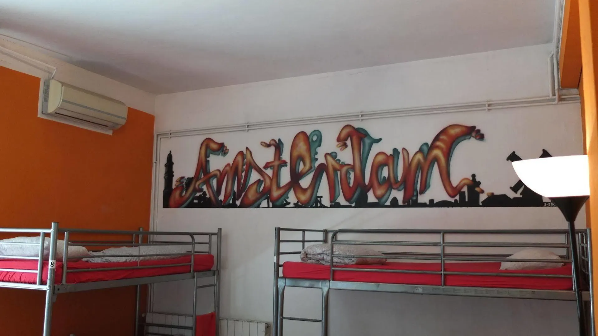 No Limit Hostel Graffiti Barcelone