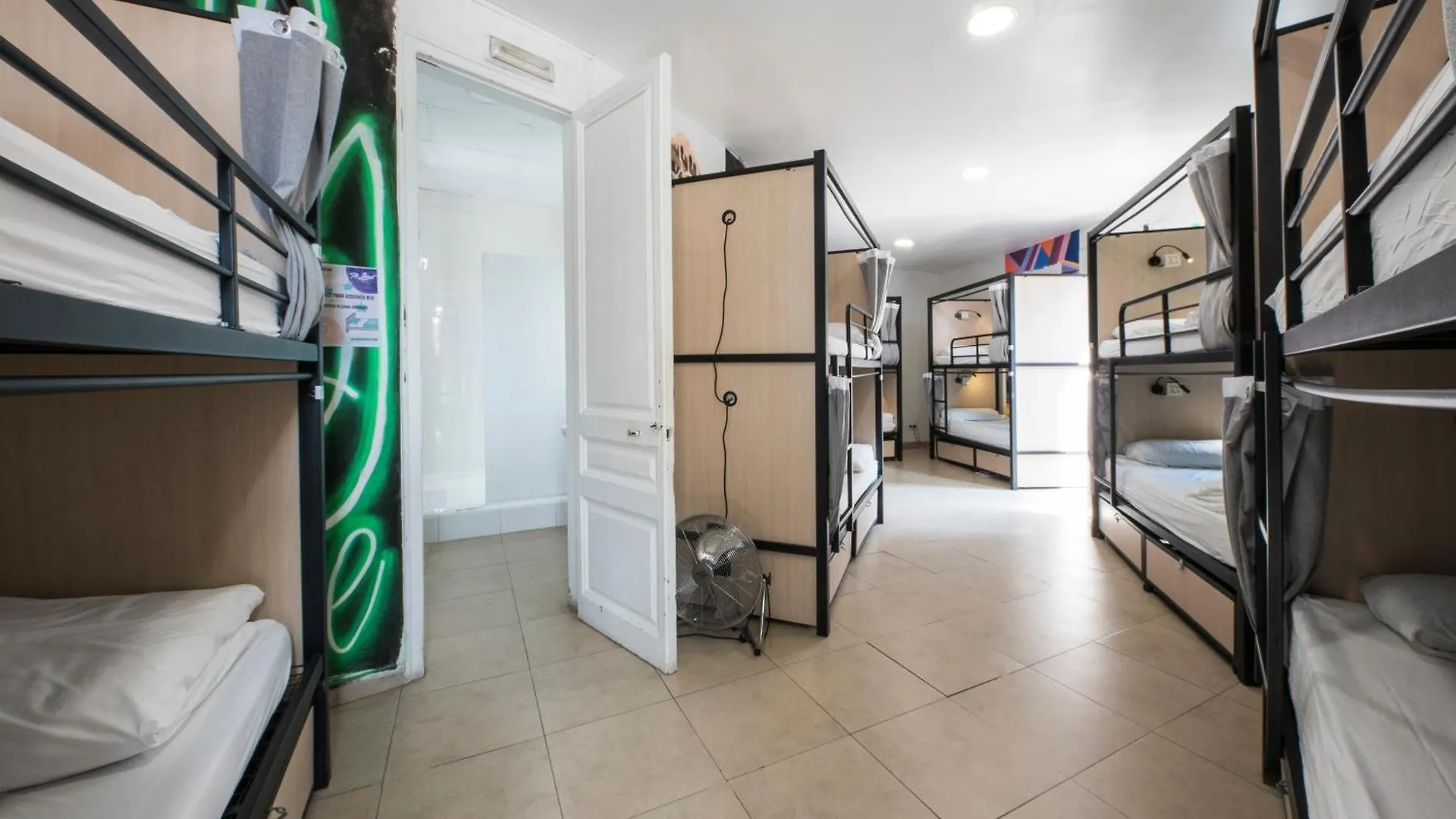 No Limit Hostel Graffiti Барселона Испания