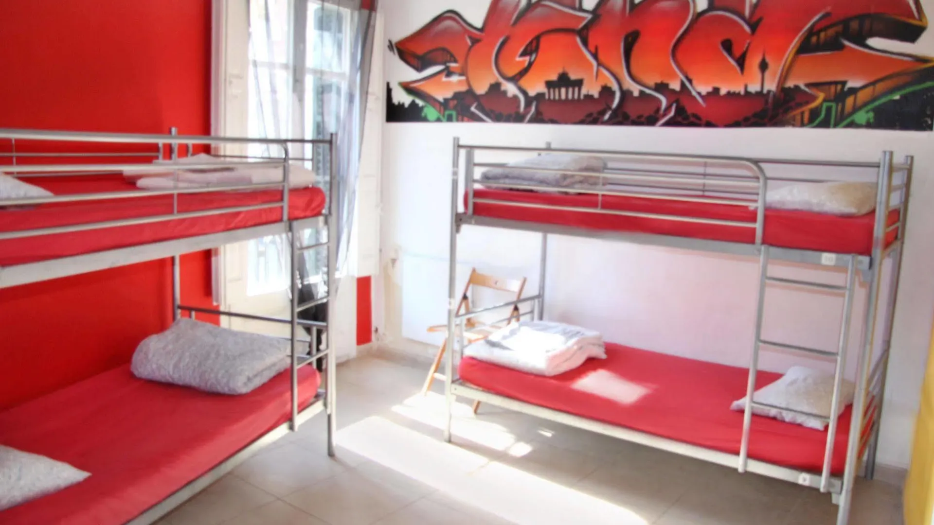 No Limit Hostel Graffiti Barcelona